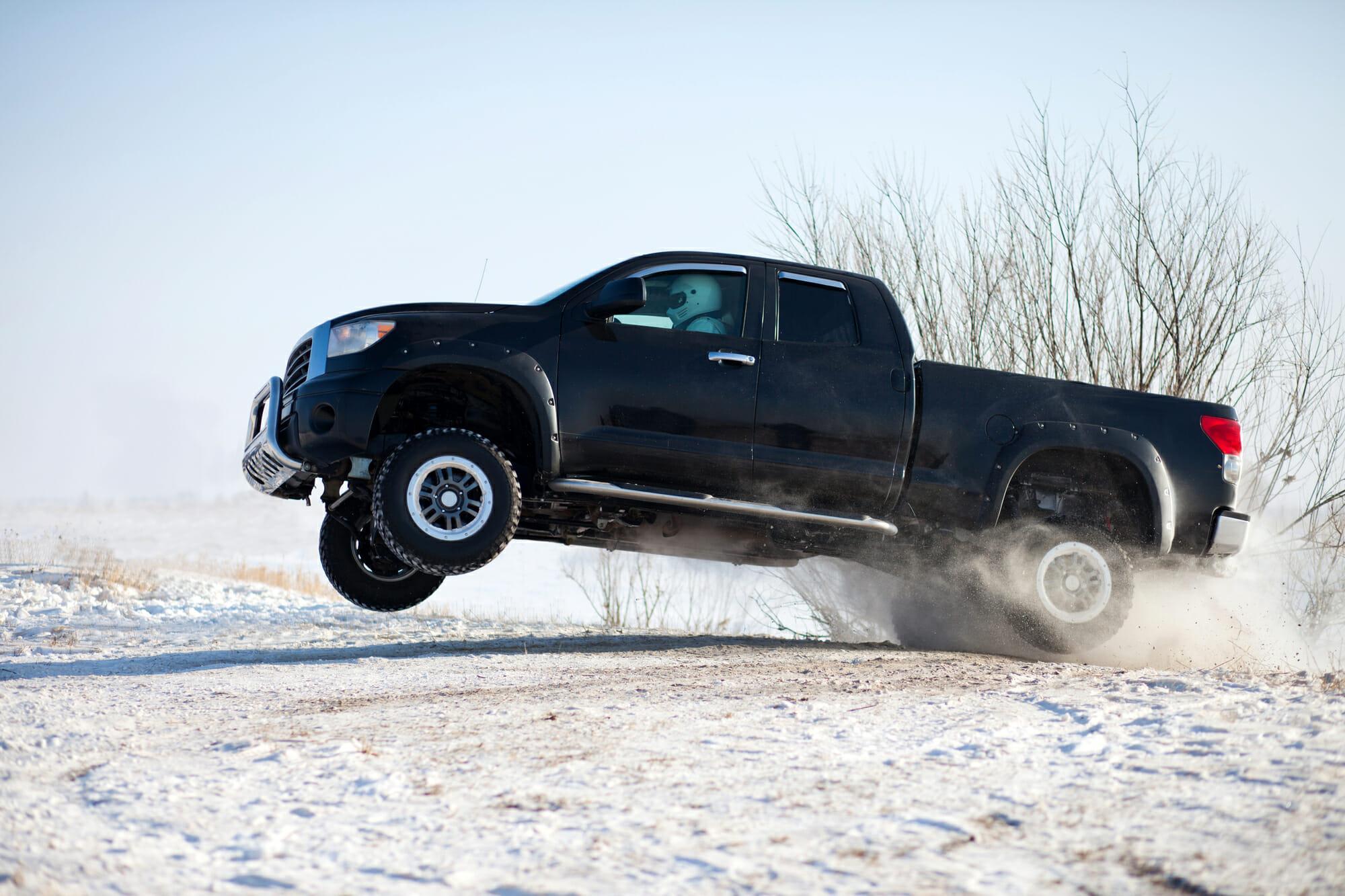 Toyota Tundra conduciendo a través de la nieve