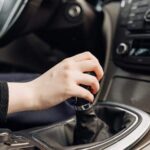 5 cosas que debes evitar en un coche de transmisión manual
