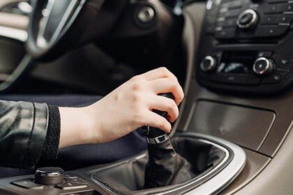 5 cosas que debes evitar en un coche de transmisión manual