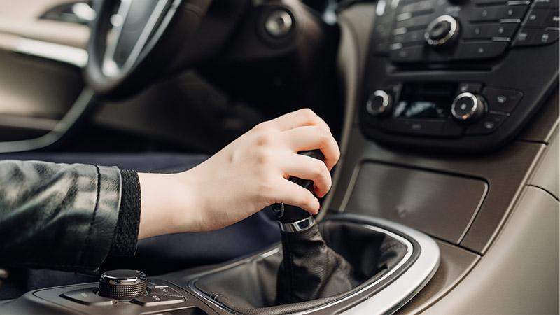 5 cosas que debes evitar en un coche de transmisión manual
