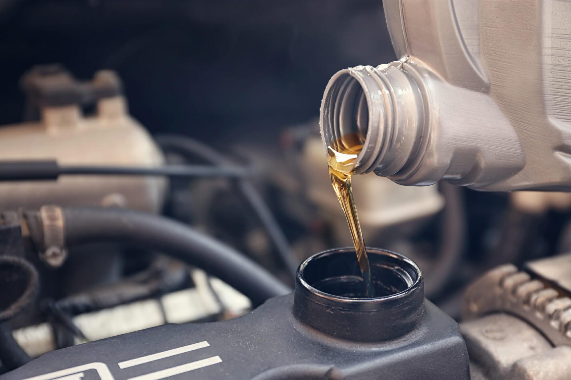 Verter aceite en el motor