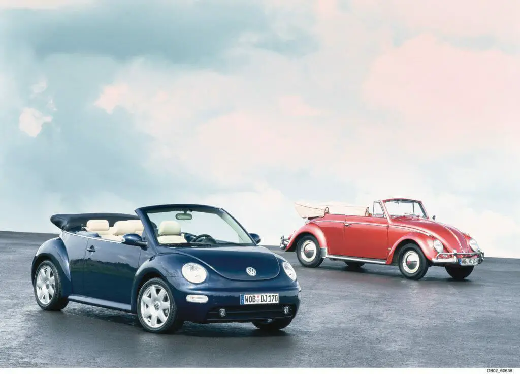 Volkswagen Beetle Cabriolet 2002 y Volkswagen Beetle Cabriolet 1958-Foto de Volkswagen