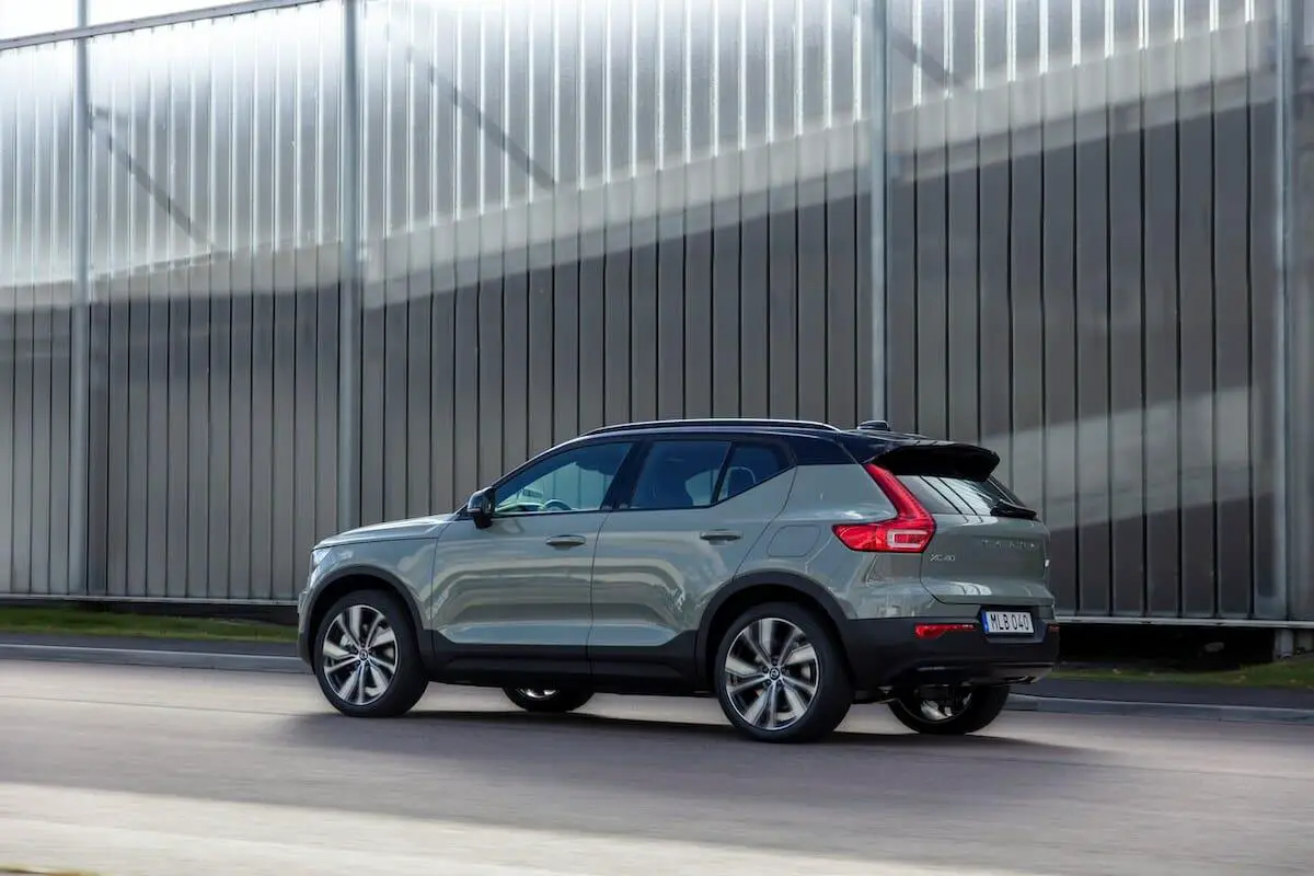 Volvo XC40 Recharge P8 AWD en verde salvia